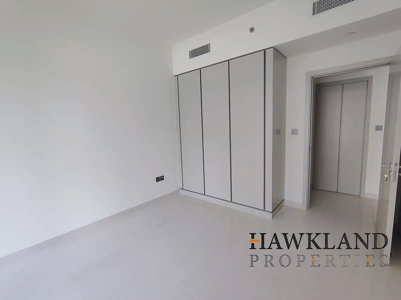 Modern Apartment with Stunning Skyline Views