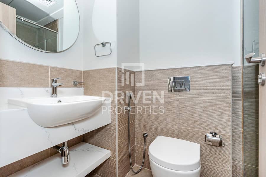 Cozy Modern Unit | Close to Park | Ideal Location - Image 6