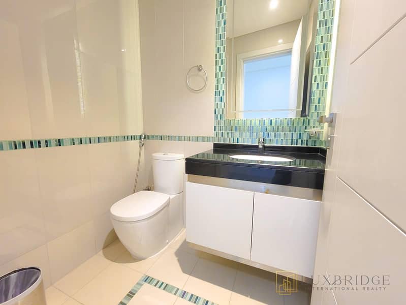 Luxury Living |Vacant | Palm View - Image 11