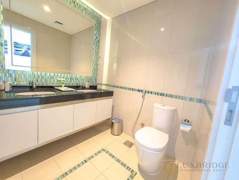 Luxury Living |Vacant | Palm View - Image 12