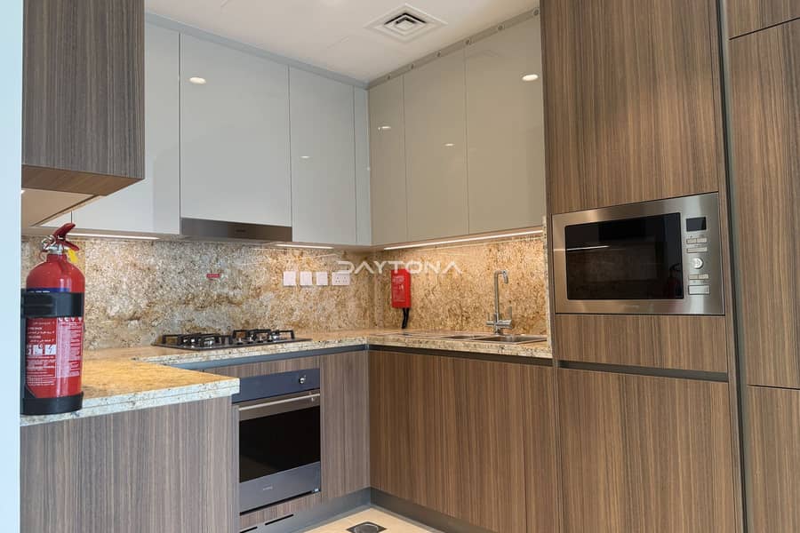 LUXURY FINISHING | CANAL VIEW | STUDY ROOM - Image 16