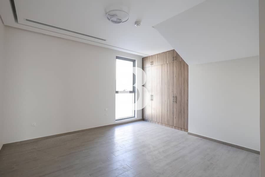 Rare Villa with Roof Top Access|Vacant and Ready