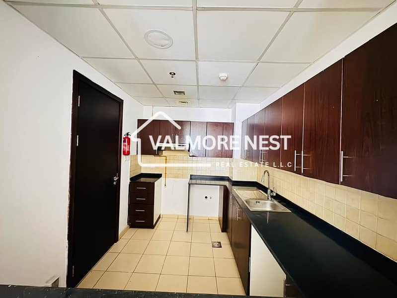 Bright & Elegant unit with closed kitchen I With great amenity I Best amenities