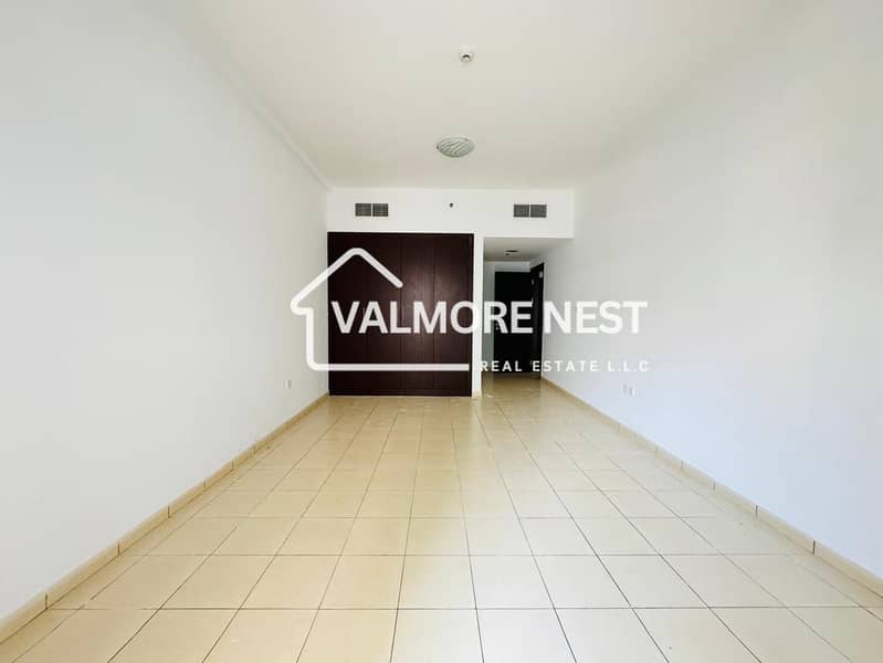 Bright & Elegant unit with closed kitchen I With great amenity I Best amenities