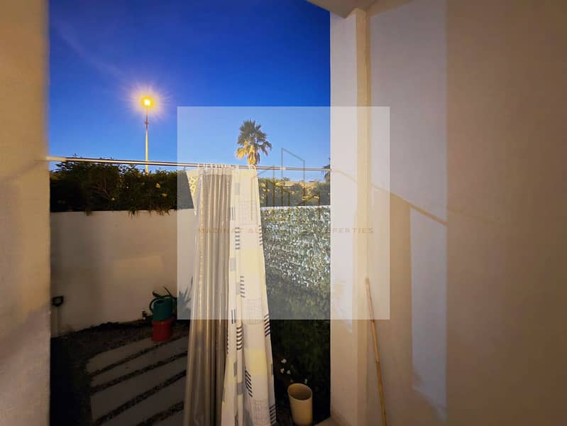 Spacious | Vacant | Single Row - Image 12