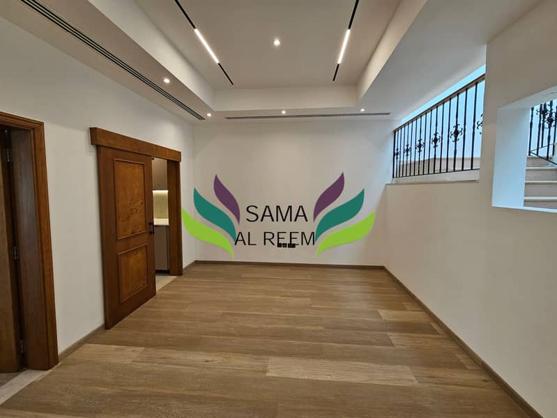 Refurbished | 5 Bed +Maid Villa | Jumeirah 3 | Garden - Image 21