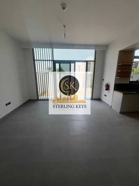 ON POOL AND PARK | LANDSCAPED GARDEN | SINGLE ROW