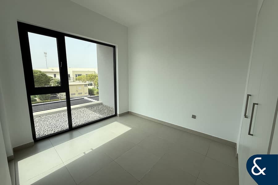 Vacant | End unit | Quiet location | 4 Beds - Image 9