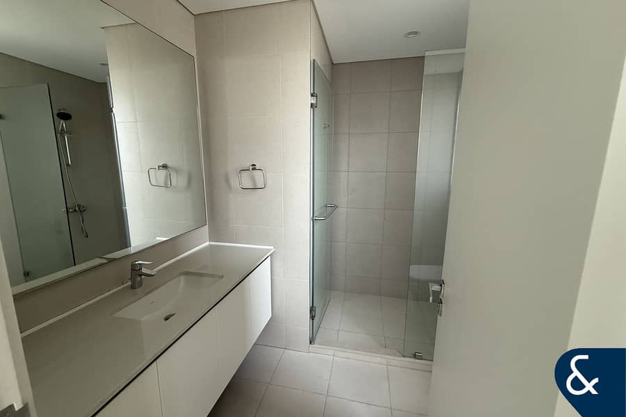 Vacant | End unit | Quiet location | 4 Beds - Image 15