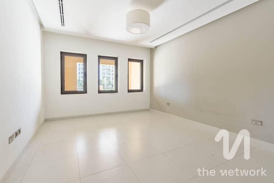 Large 3,700 Sqft Triplex Flat | 3 Bed | Car Garage
