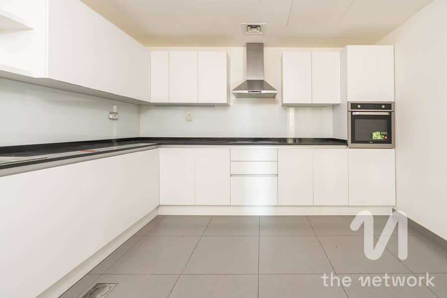 Large 3,700 Sqft Triplex Flat | 3 Bed | Car Garage