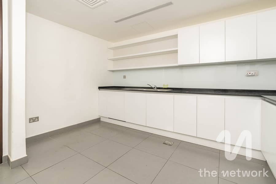 Large 3,700 Sqft Triplex Flat | 3 Bed | Car Garage - Image 6