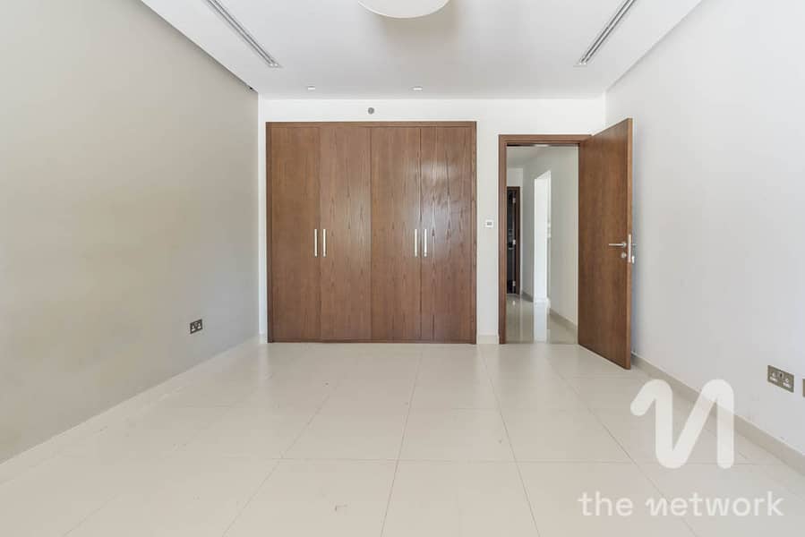 Large 3,700 Sqft Triplex Flat | 3 Bed | Car Garage - Image 7