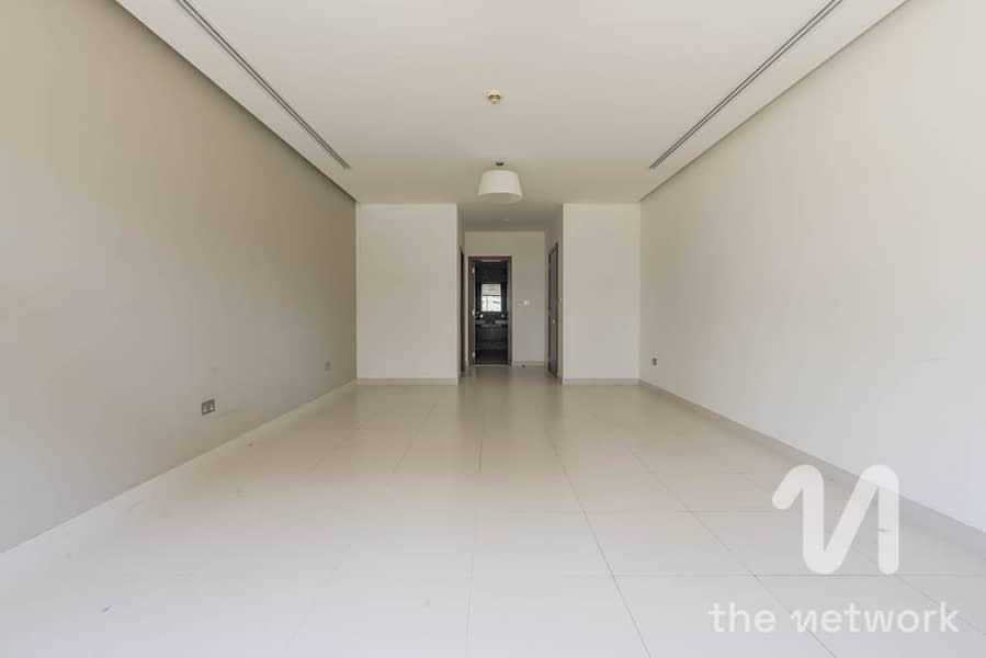Large 3,700 Sqft Triplex Flat | 3 Bed | Car Garage - Image 11