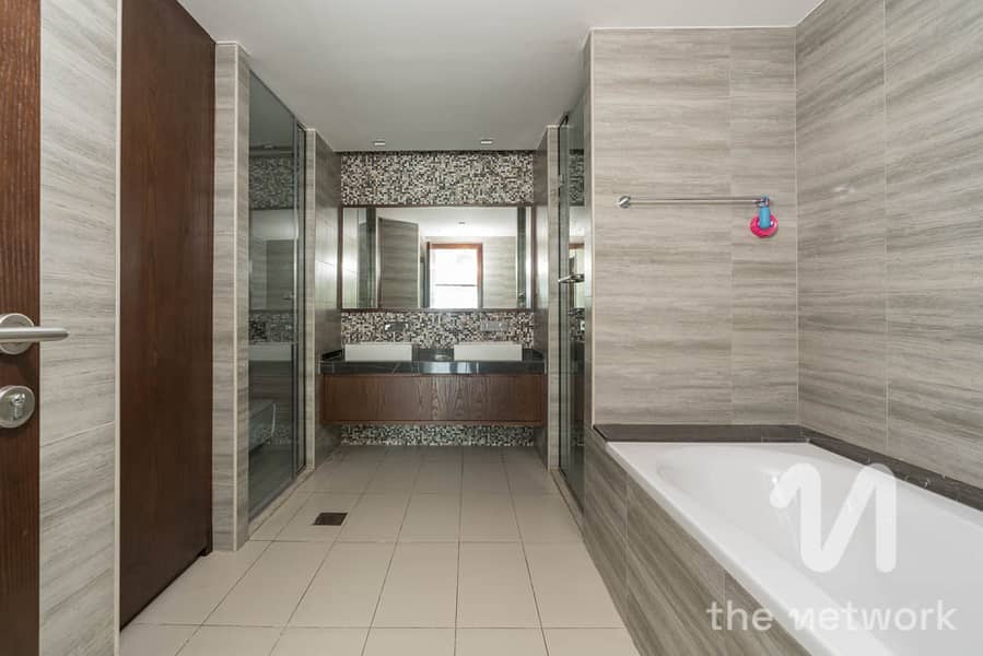 Large 3,700 Sqft Triplex Flat | 3 Bed | Car Garage - Image 13