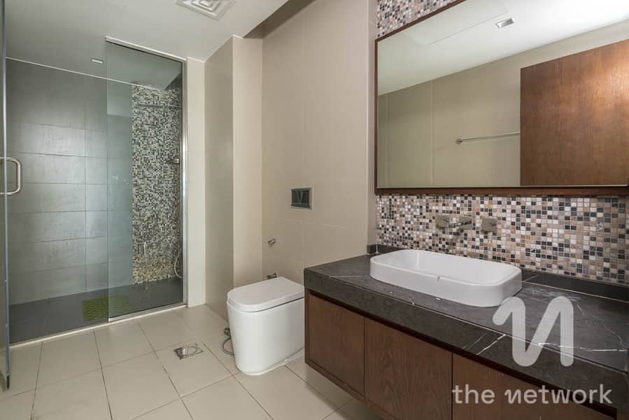 Large 3,700 Sqft Triplex Flat | 3 Bed | Car Garage - Image 16