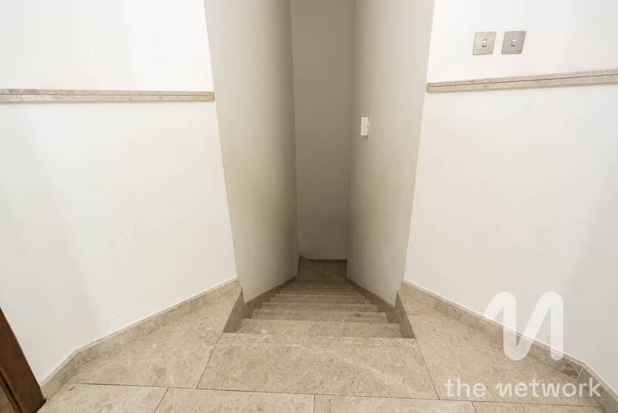 Large 3,700 Sqft Triplex Flat | 3 Bed | Car Garage - Image 17