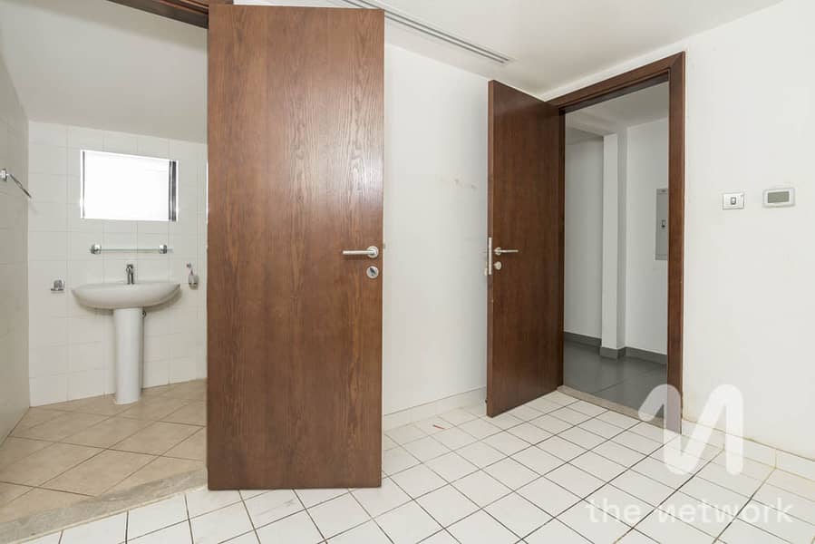 Large 3,700 Sqft Triplex Flat | 3 Bed | Car Garage - Image 21