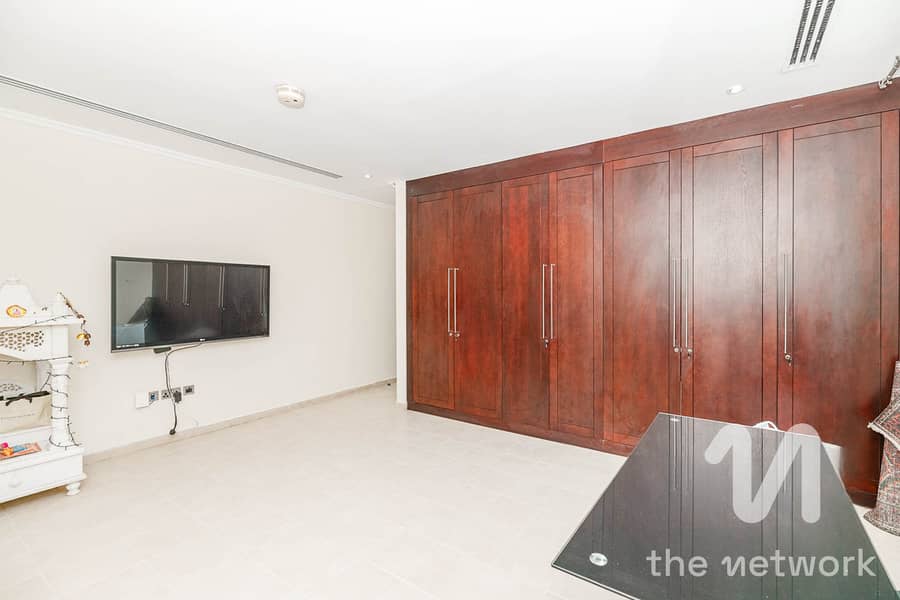 Single Row | Legacy | Private Pool | Vacant Now - Image 12