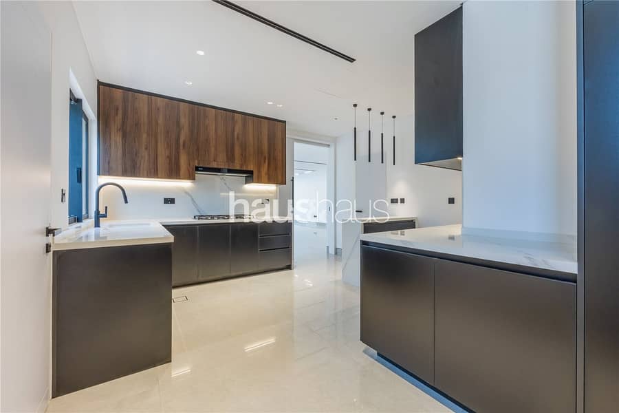 Brand New | 5 Bedrooms | Area Specialist - Image 9