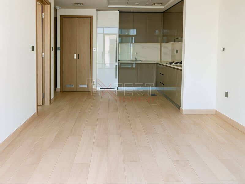 Luxurious Modern 1BR | Creek Views | Multiple Cheques Available