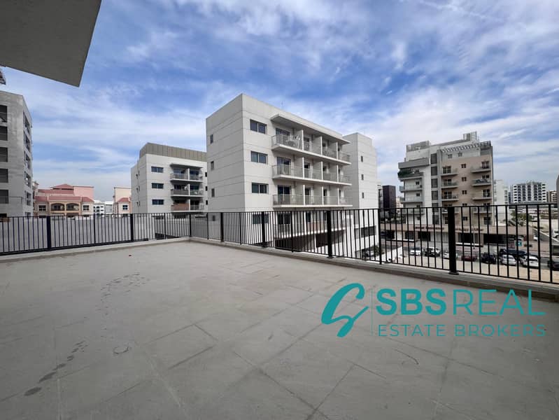 Bright living area with large windows & Affordable - Image 9