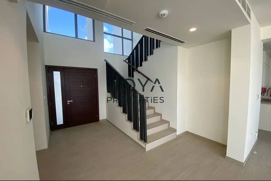 Spacious 5BR Villa | Direct Golf Course View | Family-Friendly Community - Image 7