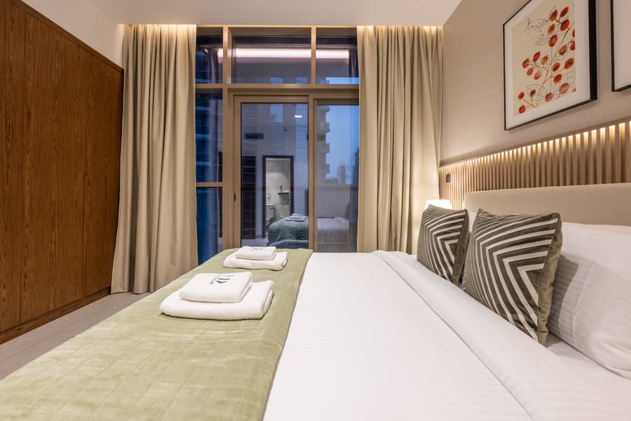 Modern 1 BR with Pool and Canal view in Dubai Marina - Image 18