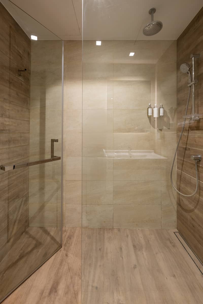 Modern 1 BR with Pool and Canal view in Dubai Marina - Image 23