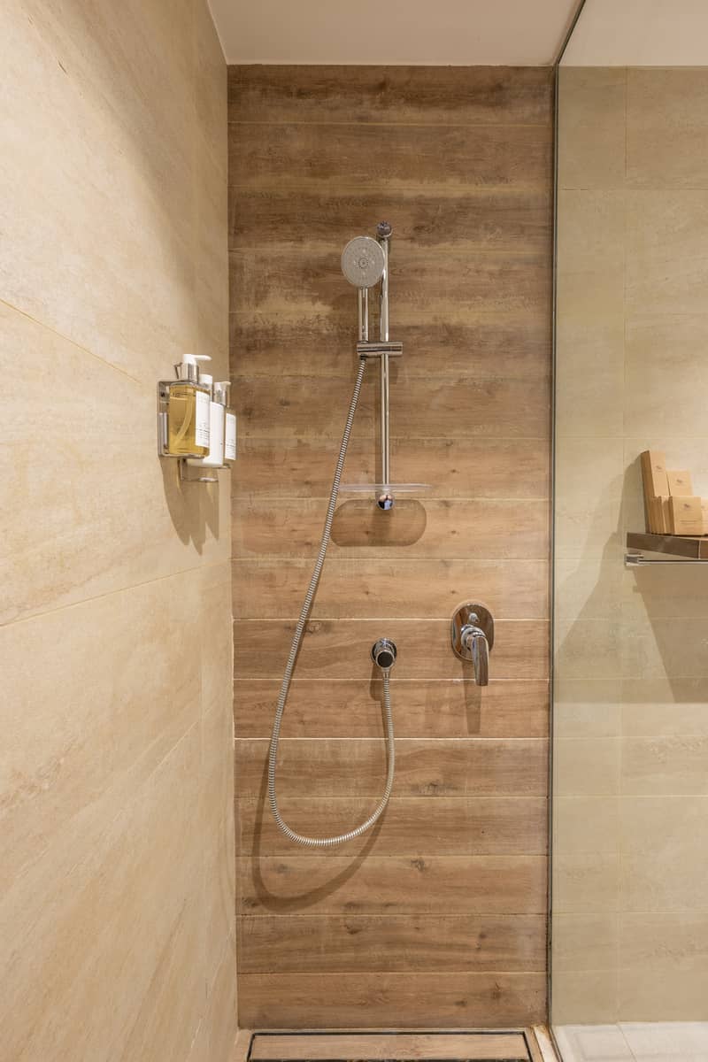 Modern 1 BR with Pool and Canal view in Dubai Marina - Image 24