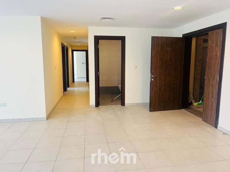 Skyline Luxury | Spacious 4BR | Prime Location - Image 6