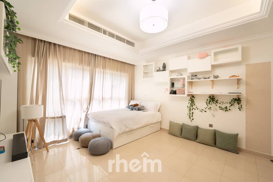 Prime Location | Vastu | Private Garden - Image 11