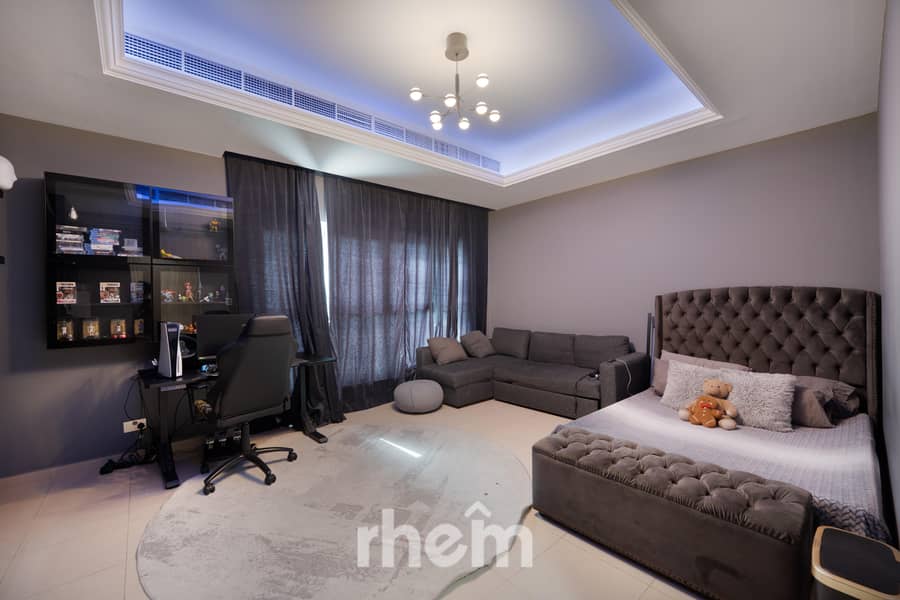 Prime Location | Vastu | Private Garden - Image 13