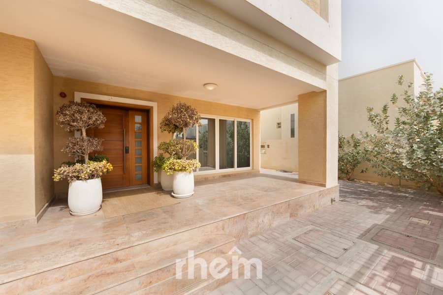 Prime Location | Vastu | Private Garden - Image 20