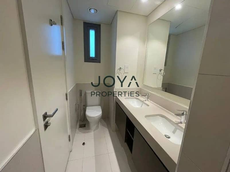 Spacious 5BR Villa | Direct Golf Course View | Family-Friendly Community - Image 8