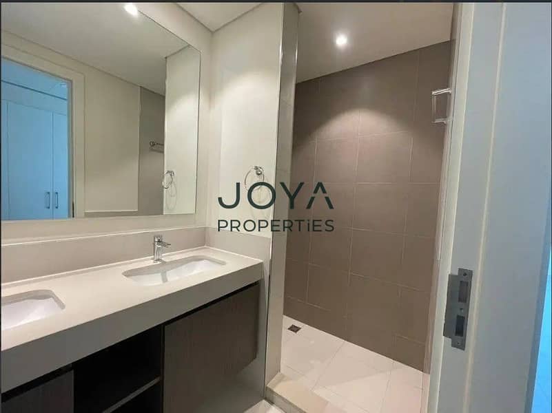 Spacious 5BR Villa | Direct Golf Course View | Family-Friendly Community - Image 9