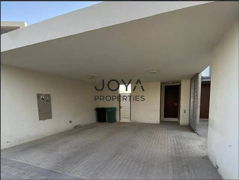 Spacious 5BR Villa | Direct Golf Course View | Family-Friendly Community - Image 10