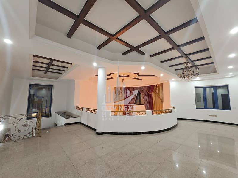 Beautiful 4 BR villa Maids in Warqa