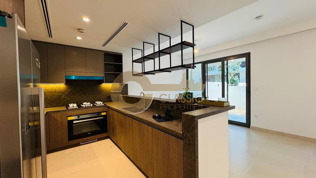 MODERN 3 BEDROOM TOWNHOUSE | UPGRADED | BRAND NEW