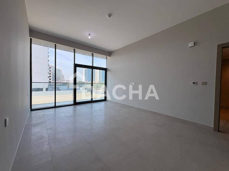 Low Floor | Chiller Free | Open View