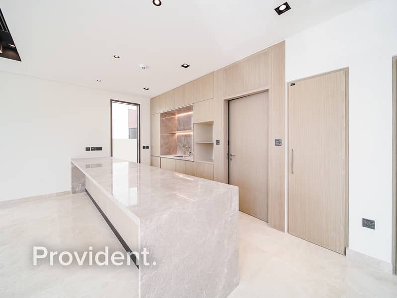 Large Layout | Vacant | Close To Amenities