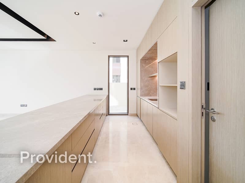 Large Layout | Vacant | Close To Amenities