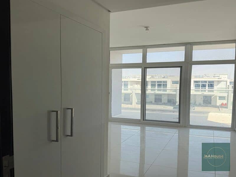 Modern| Bright & Spacious | Well-Maintained - Image 9