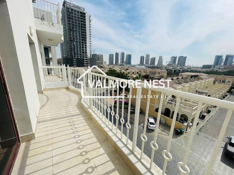 Bright & Elegant unit I With skyline view & closed kitchen I Prime location