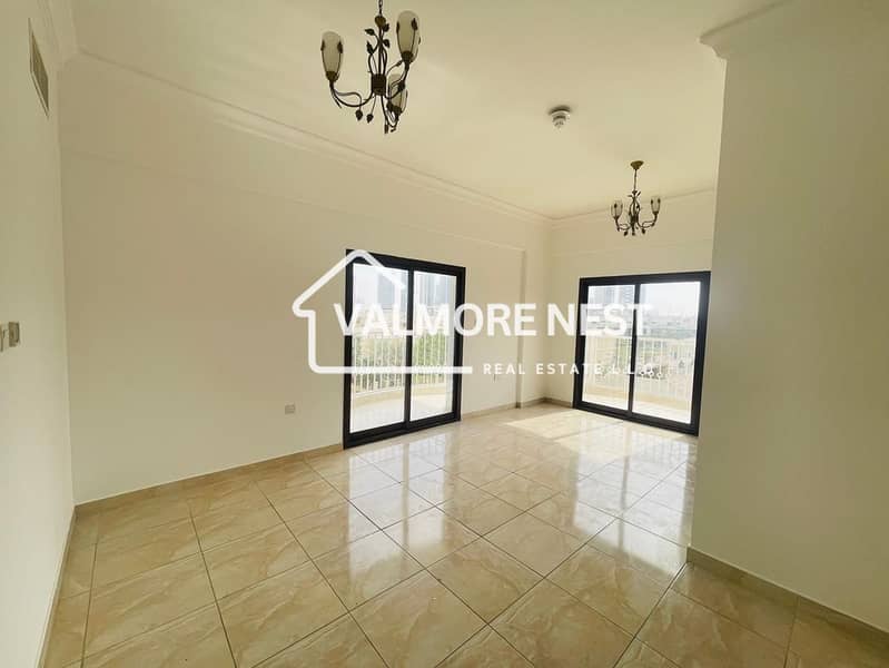 Bright & Elegant unit I With skyline view & closed kitchen I Prime location