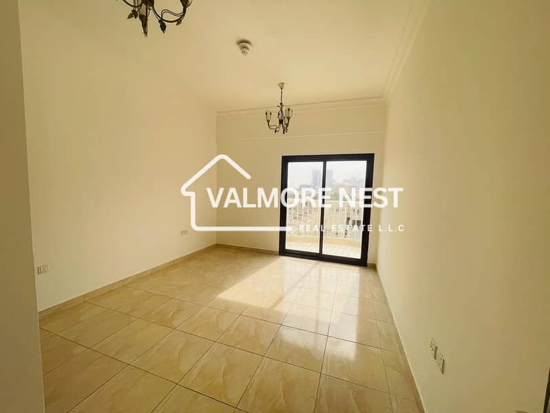 Bright & Elegant unit I With skyline view & closed kitchen I Prime location