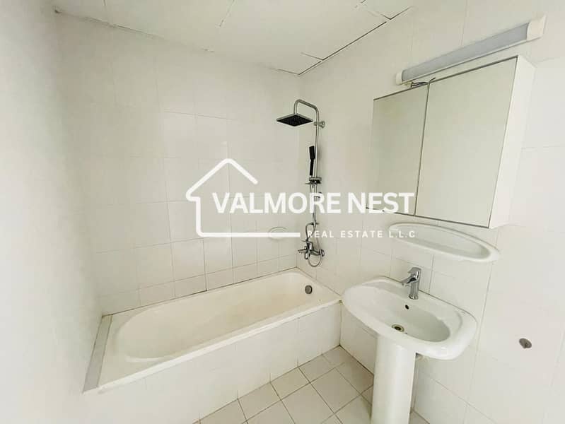 Bright & Elegant unit I With skyline view & closed kitchen I Prime location - Image 20