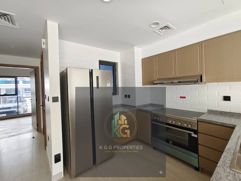 Below OP/Single Row/Prime Location in community - Image 13