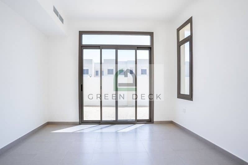 Single Row I Perfect Location I Spacious Layout - Image 6