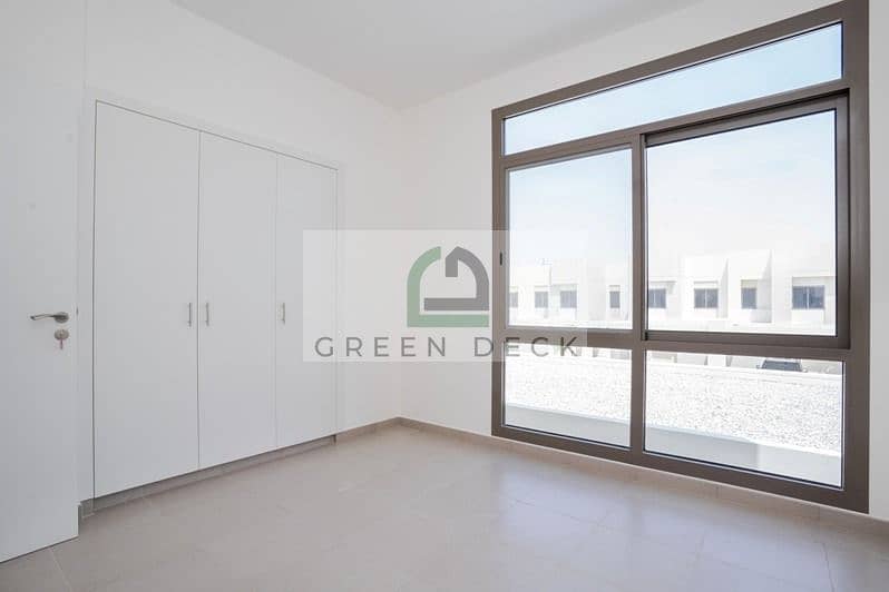 Single Row I Perfect Location I Spacious Layout - Image 7